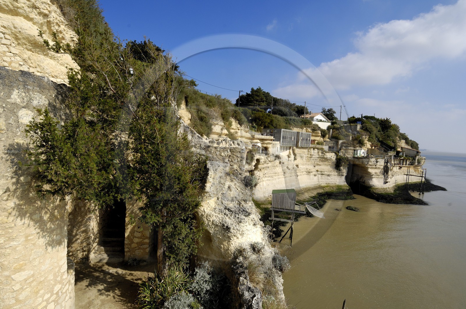 France, Charente-Maritime (17), Meschers-sur-Gironde, carrelets des grottes du Regulus