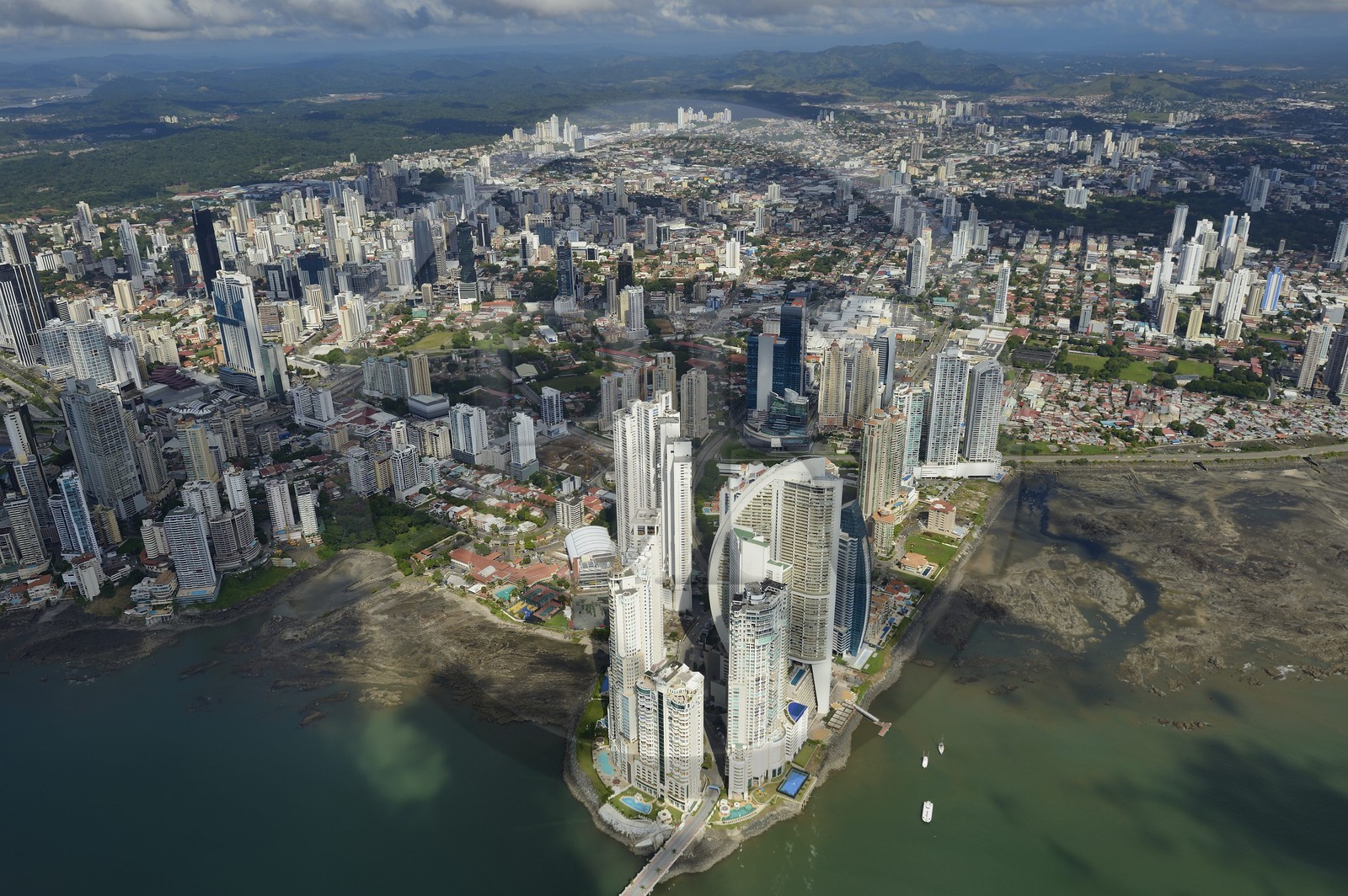 Panama, les gratte-ciels de Panama City, la pointe Colon et la Trump tower en premier plan (vue aérienne)