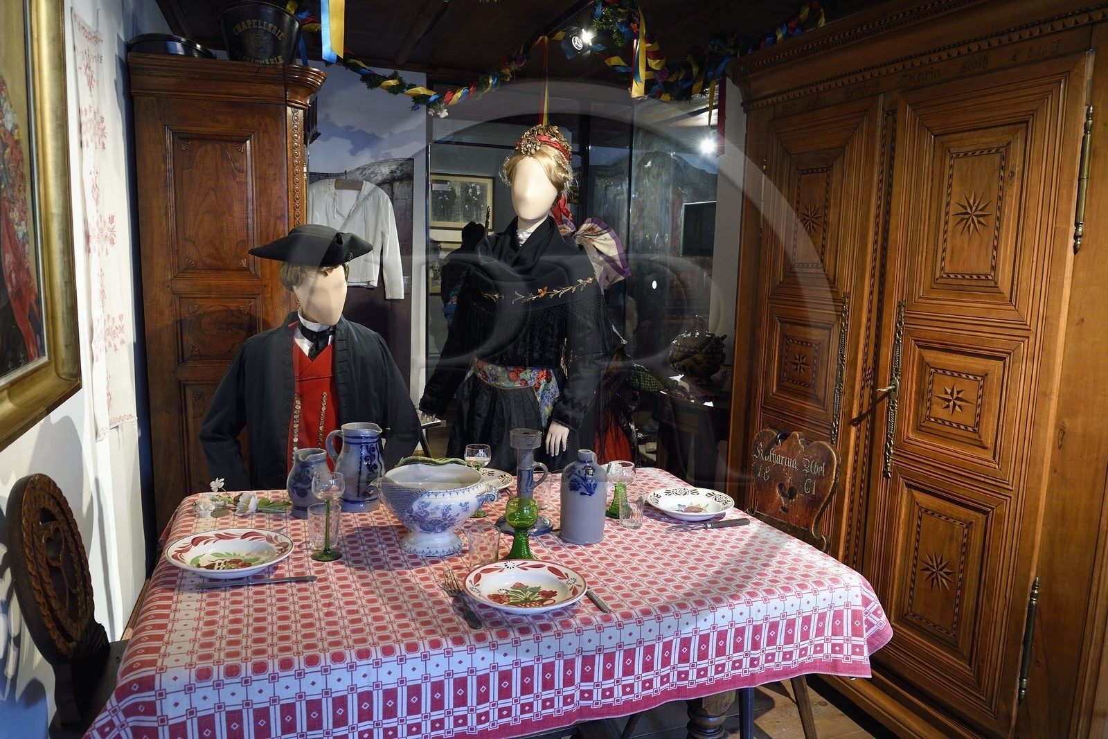 France, Bas-Rhin (67), Strasbourg, vieille ville classée au Patrimoine Mondial de l’UNESCO, Musée alsacien (musée d'arts et traditions populaires), une stub du XIXème siècle avec costumes de mariage et mobilier