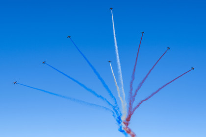 France, Bouches-du-Rhône (13), Salon-de-Provence, base aerienne 701, base de la Patrouille de France (PAF pour Patrouille acrobatique de France) de l'Armée de l'air et de l'espace française, figure d'éclatement lors d'un vol d'entrainement des avions Alphajet
