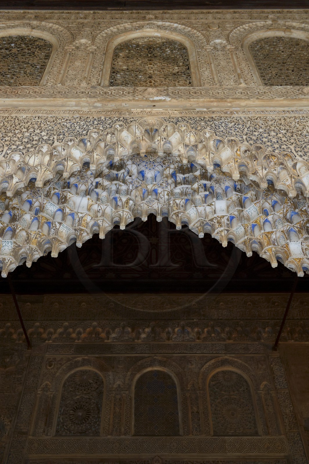 Espagne, Andalousie, Grenade, Palais nasrides de l'Alhambra, classé Patrimoine Mondial de l'UNESCO, Palais de Comares, accés à la Salle de la Barque (Sala de la Barca) en passant sous un arc en ogive de mocarabes de la galerie nord de la Cour des Myrtes (Patio de los Arrayanes)