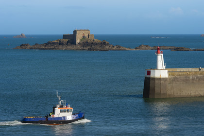 France, Ille-et-Vilaine (35), Côte d'Emeraude, Saint-Malo, le môle des Noires et le fort de Petit-Bé conçu par Vauban en arrière plan