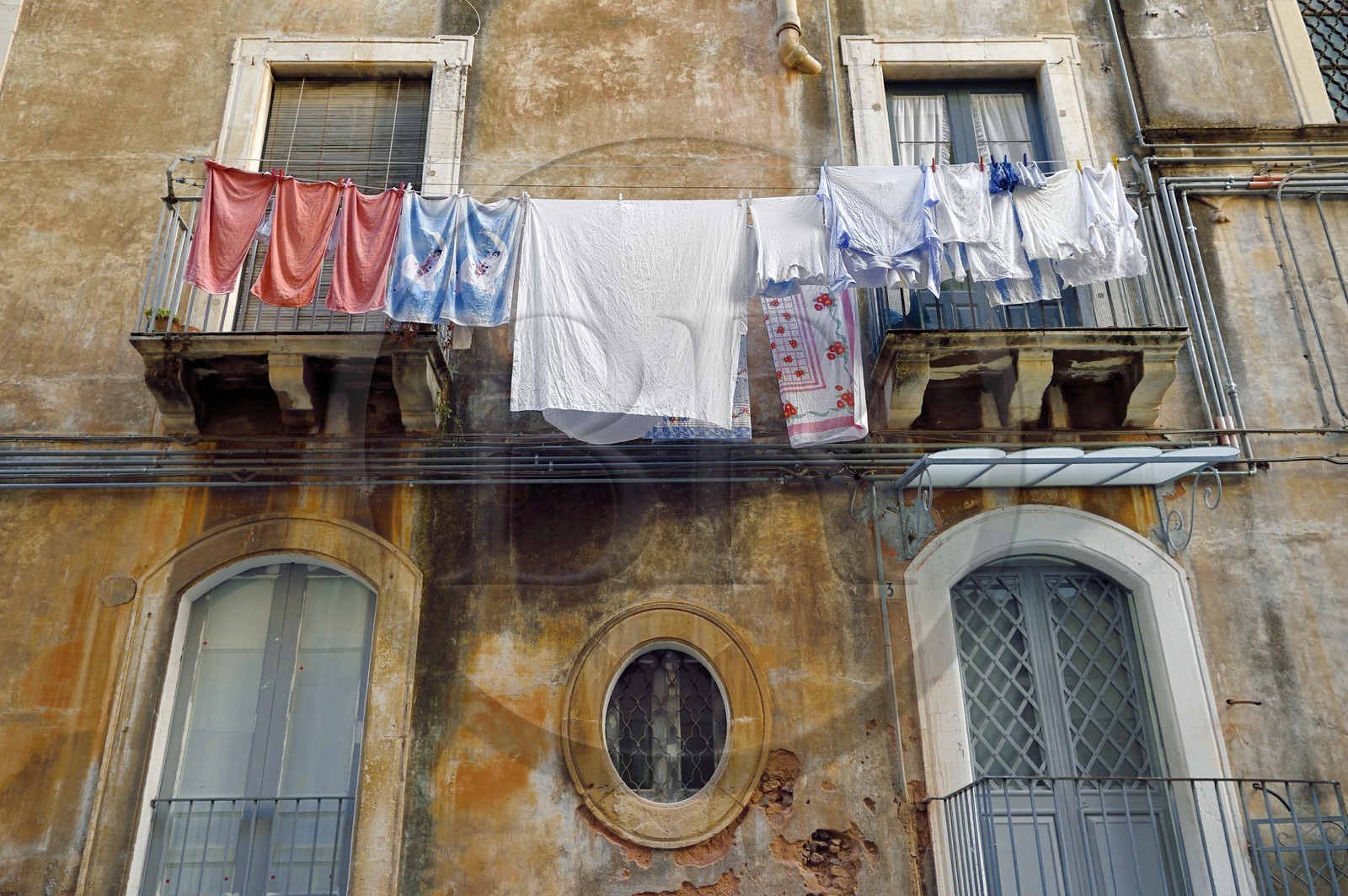 Italie, Sicile, Catane, ville baroque classée au Patrimoine Mondial de l'UNESCO, linge séchant au balcon d'un immeuble de la vieille ville