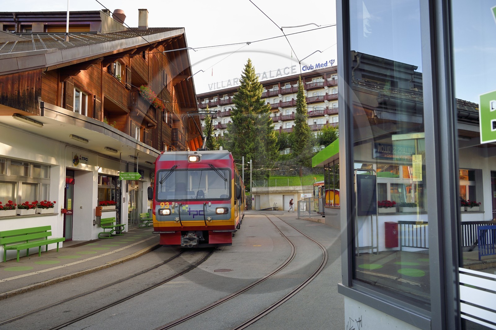 Suisse, canton de Vaud, gare de Villars-sur-Ollon, train qui rejoint la gare du col de Bretaye