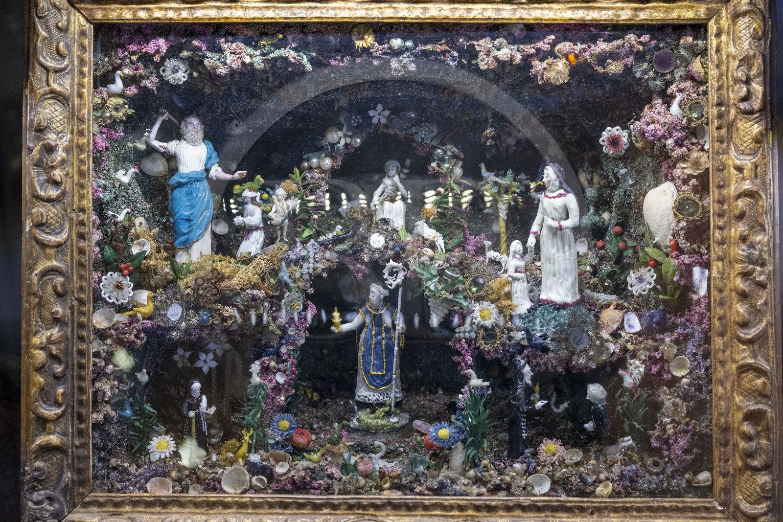 France, Nièvre (58), Nevers, musée de la Faïence et des Beaux-Arts, scènes religieuses, verre émaillé spécialité neversoise du XVIe siècle