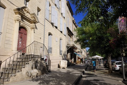 France, Hérault (34), Pézenas, Hôtel de Bezons 17éme siècle cours Jean Jaures, porte à colonnes avec entablement et fronton coupé