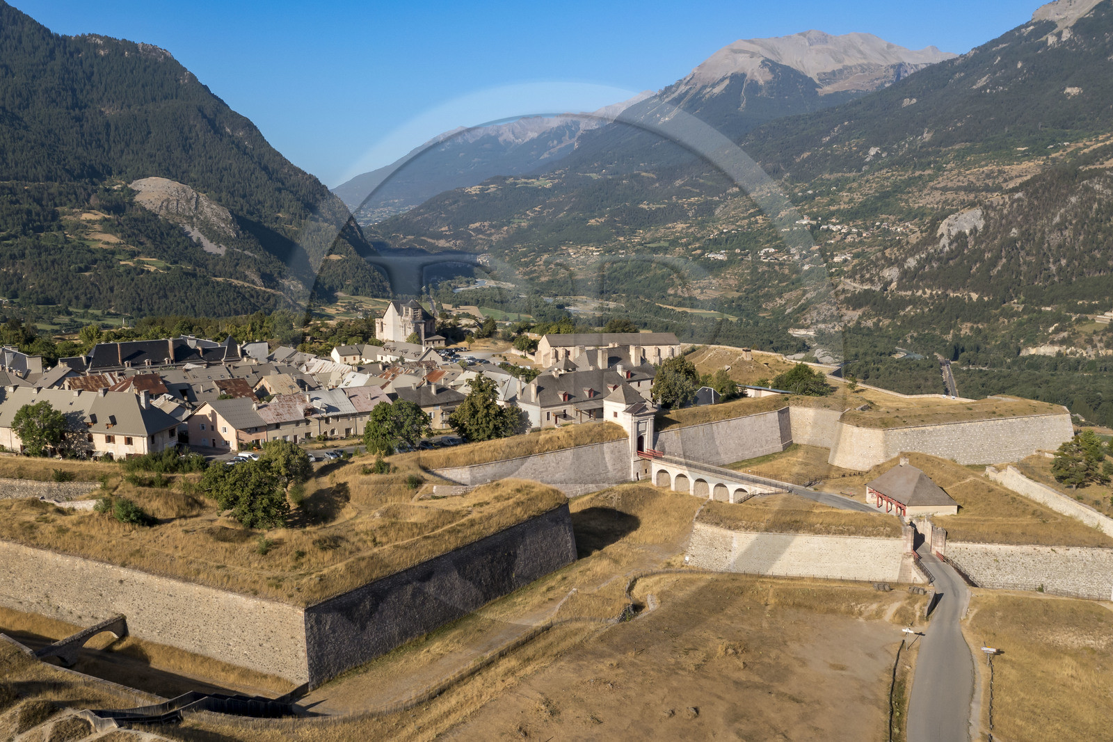 France, Hautes Alpes (05), Mont-Dauphin, citadelle édifiée par Vauban, classée Patrimoine Mondial de l'UNESCO (vue aérienne)