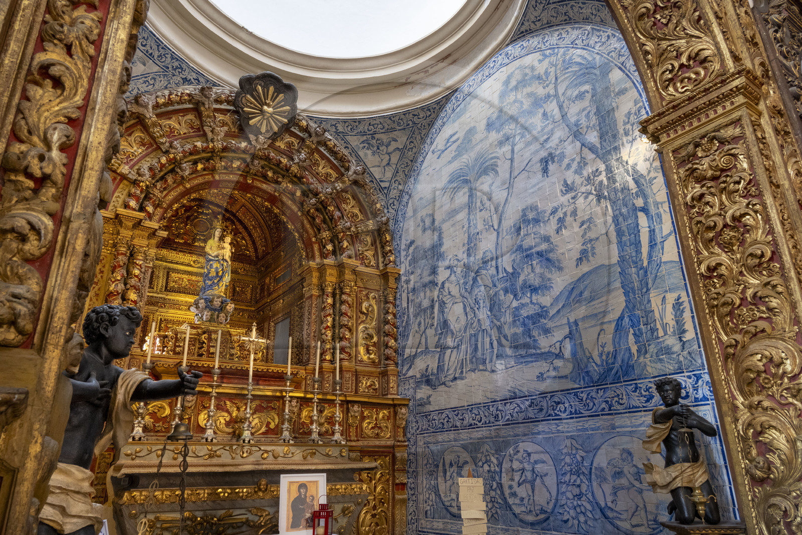 Portugal, Algarve, Faro, la vieille ville, la cathédrale de Faro (ou la Sé de Faro) fondée au XIIIe siècle, Vierge à l'enfant de la chapelle de Nossa Senhora do Rosario
