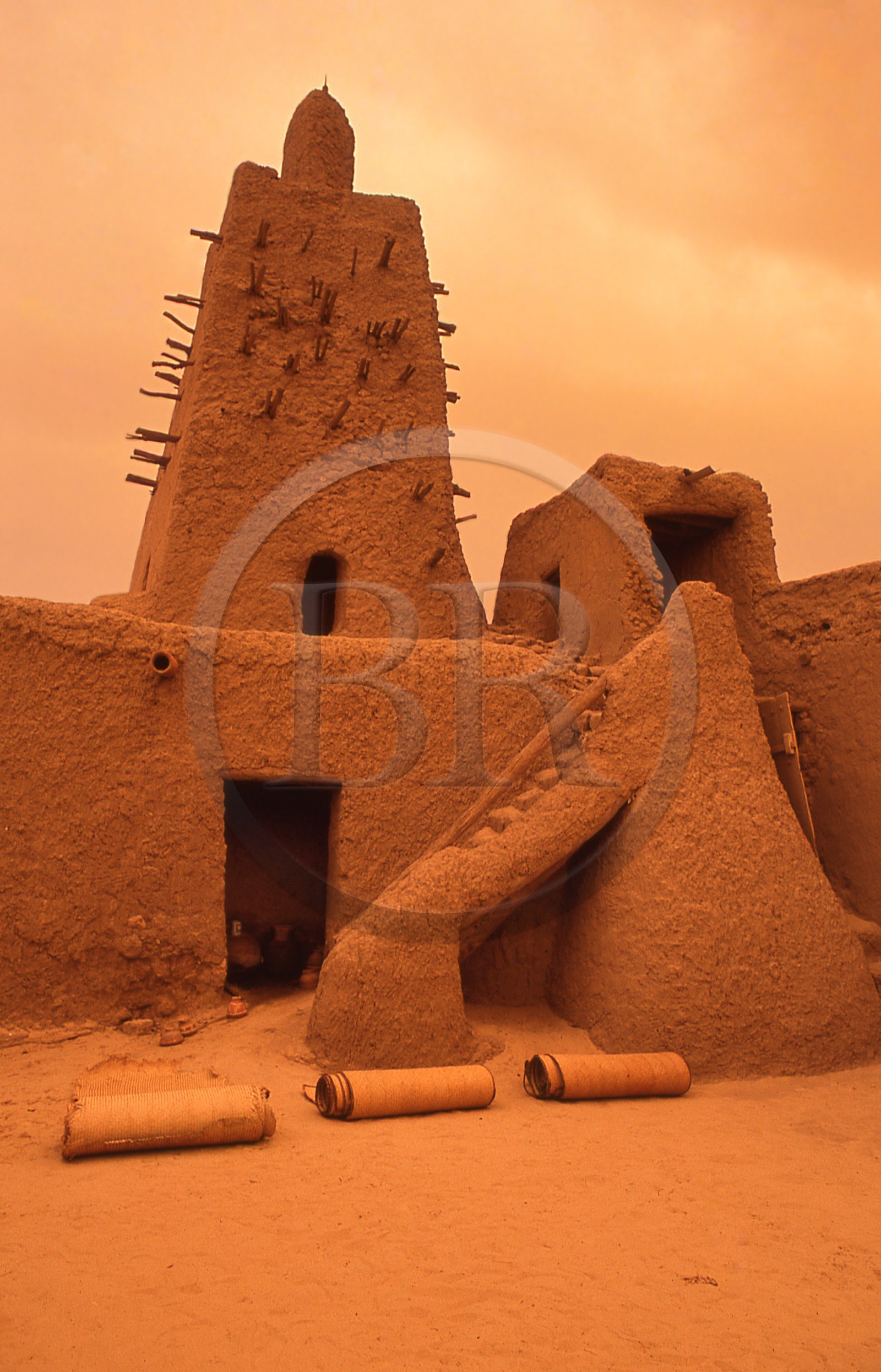 Mali, Tombouctou, la mosquée de Djingareyber classée Patrimoine Mondial de l'UNESCO, la plus grande mosquée de Tombouctou pendant une tempete de sable