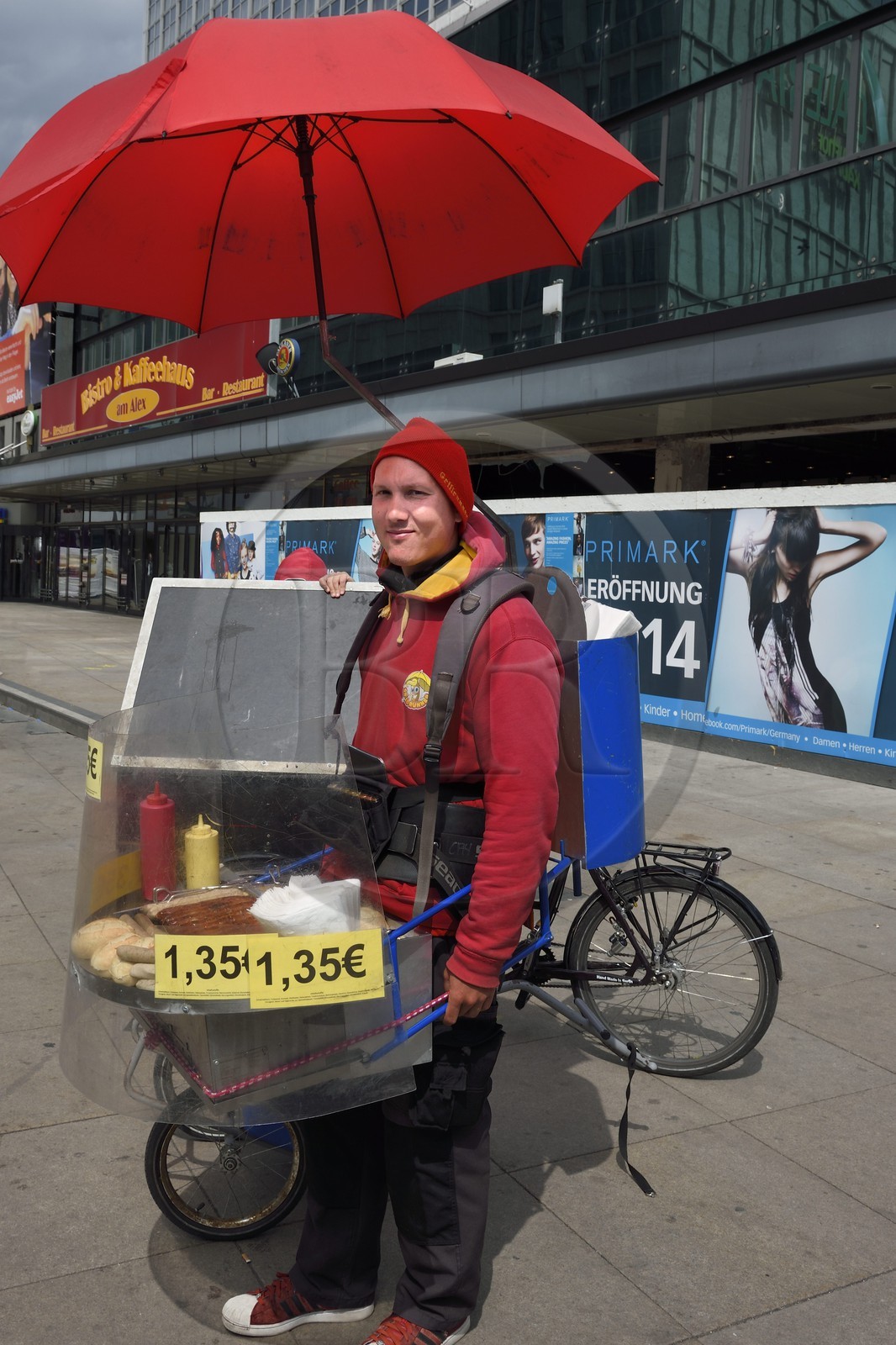 Allemagne, Berlin, quartier de Berlin-Mitte, Alexanderplatz, vendeur ambulant de saucisses