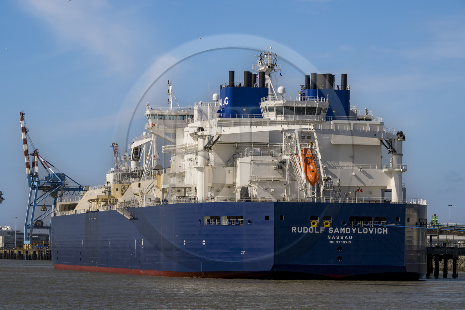 France, Loire-Atlantique (44), Estuaire de la Loire, Saint-Nazaire, méthanier à quai dans le Grand port maritime de Nantes-Saint-Nazaire Terminal méthanier de Montoir-de-Bretagne