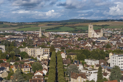 France, Yonne (89), Auxerre, l'abbaye Saint-Germain à gauche et la cathédrale Saint-Etienne à droite, les collines qui entourent la ville en arrière plan (vue aérienne)