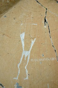 France, Alpes-Maritimes (06), parc national du Mercantour, Vallée des Merveilles vers le Pas de l'Arpette, gravure anthropomorphe historique inachevée du berger Buin Maurisio