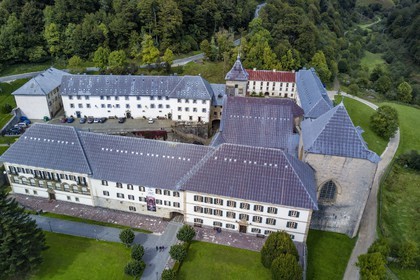 Espagne, Pays-Basque, Navarre, Roncevaux, étape du chemin de Saint-Jacques de Compostelle, Collégiale royale de Roncevaux (vue aérienne)
