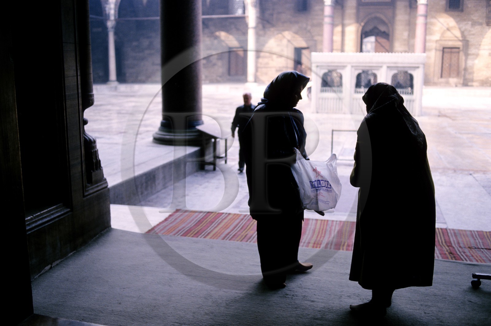 Turkey, Istanbul, historical centre listed as World Heritage by UNESCO, Suleymaniye District, women in the entrance courtyard of the Suleymaniye Camii (Suleymaniye Mosque)
