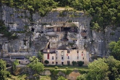 France, Dordogne (24), Périgord Noir, vallée de la Vézère, Tursac, maison fortifiée troglodytique de Reignac du XVIe siècle (vue aérienne)