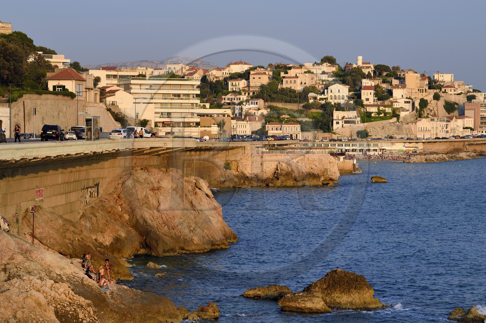 France, Bouches-du-Rhône (13), Marseille, quartier du Roucas Blanc, la Corniche JF Kennedy, plage du Prophète en arrière plan