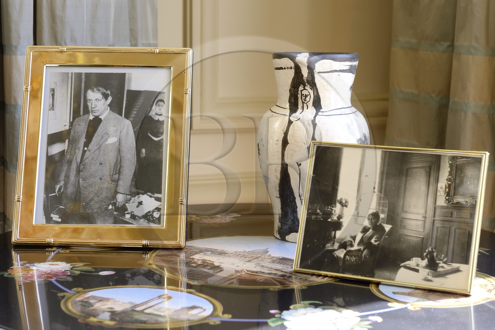 France, Alpes Maritimes, Cannes, the Villa La Californie where Picasso lived, today renamed the Pavillon de Flore by Marina Picasso, Pablo Picasso and Olga Khokhlova are reunited by their granddaughter Marina Picasso