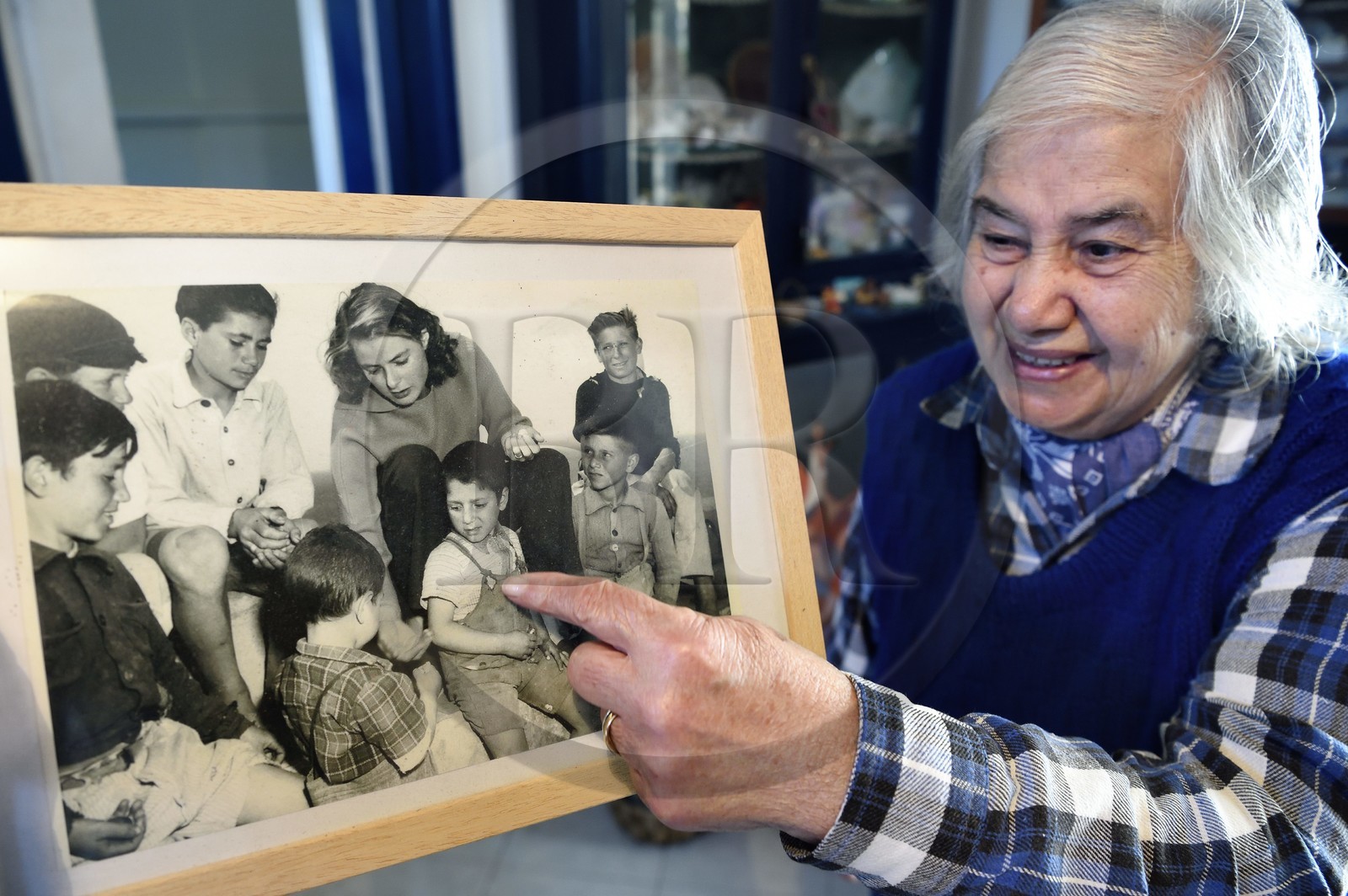 Italie, Sicile, iles Eoliennes, classées Patrimoine Mondial de l'UNESCO, ile de Stromboli, Angeletta, l'épouse du pecheur et peintre Mario Cusolito aujourd'hui décédé, Mario enfant en compagnie d'Ingrid Bergman lors du tournage du film Stromboli en 1950