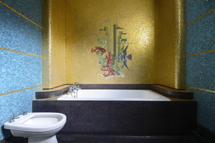 France, Ille-et-Vilaine (35), Rennes, la Maison Odorico rue Joseph Sauveur, mosaiques de Isidore Odorico dans la salle de bain