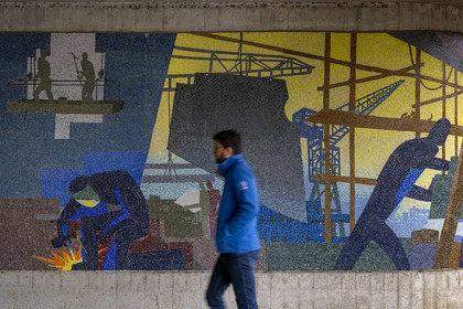 France, Loire-Atlantique (44), Saint-Nazaire, l’église Sainte-Anne datant de la reconstruction de la ville, une des deux mosaïques représentant le travail des ouvriers des chantiers navals nazairiens dessinée par l'affichiste Paul Colin et réalisée par les ateliers Jean Barillet