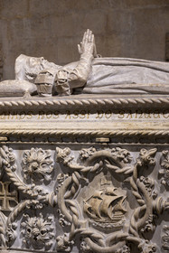 Portugal, Lisbonne, Bélem, Monastere des Hiéronymites (Mosteiro dos Jerónimos), classé Patrimoine Mondial de l'UNESCO, église Santa Maria, tombeau de Vasco de Gama sculpté de cordages, de sphères armillaires et autres emblèmes marins, il est de style manuélin
