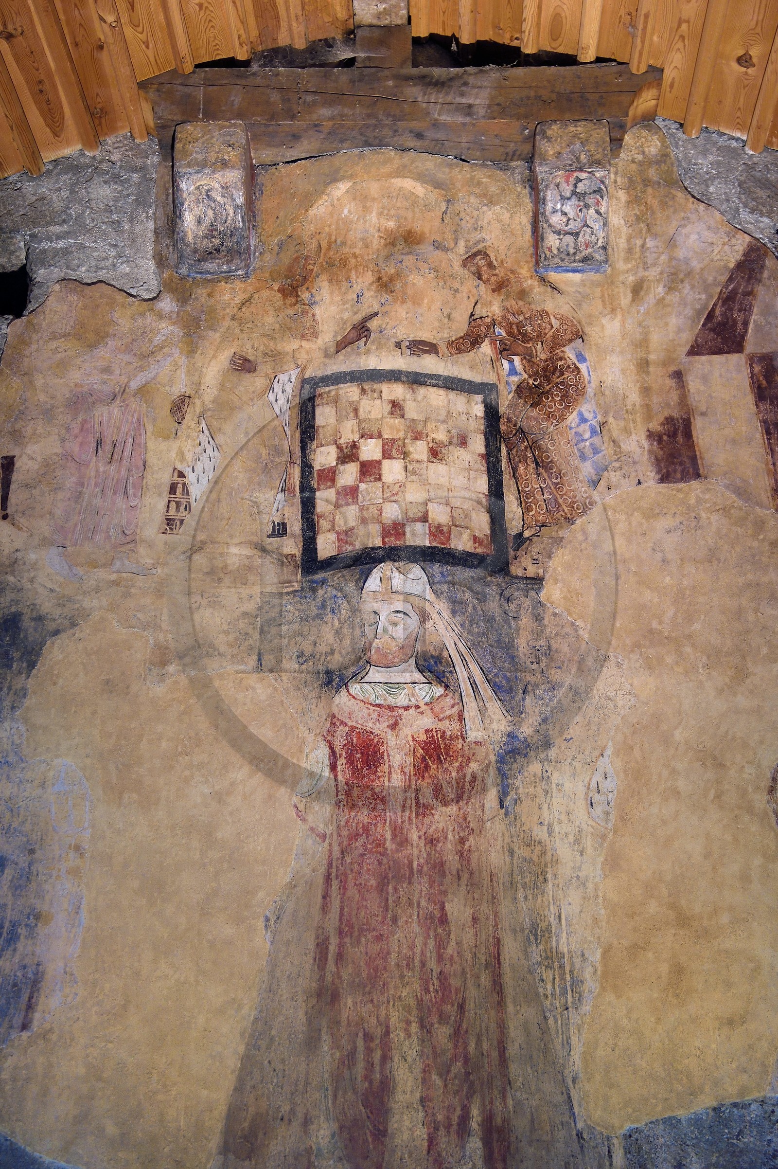 France, Haute-Loire (43), Le Puy-en-Velay, étape des chemins de Compostelle, l'ensemble cathédrale Notre-Dame-de-l'Annonciation du XIIe siècle classée Patrimoine Mondial de l'UNESCO, logis  des  clergeons, partie d'échecs entre un roi et un sarrasin, en dessous un évèque