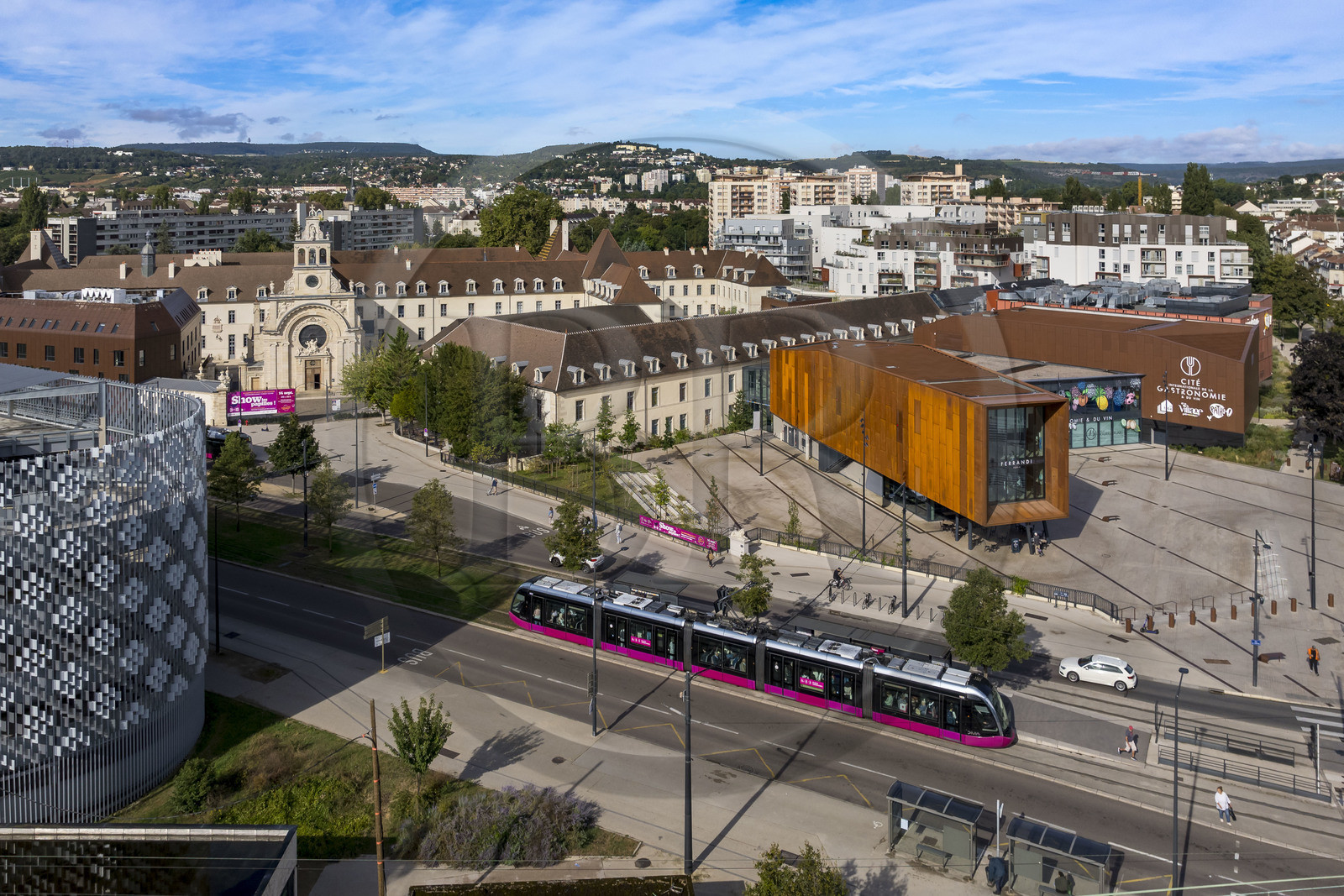 France, Côte-d'Or (21), Dijon, zone classée Patrimoine Mondial de l'UNESCO, Cité Internationale de la Gastronomie et du Vin par l'architecte Anthony Béchu située sur le site de l'ancien hôpital général de Dijon et le canon de lumière qui abrite l'école Ferrandi (vue aérienne)