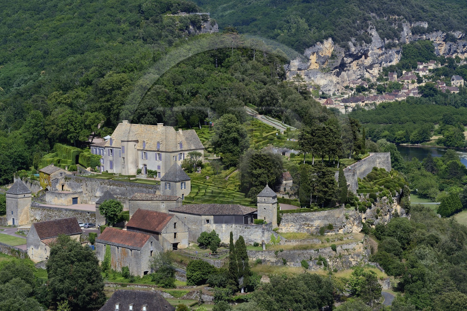 France, Dordogne (24), Périgord Noir, vallée de la Dordogne, Vézac, parc et chateau de Marqueyssac du XVIIIe siècle, le village de La Roque-Gageac en arrière plan (vue aérienne)