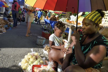 Caraïbes, Ile de la Dominique, la capitale Roseau, vente à l'étal de fruits et légumes aux abords du marché centrale