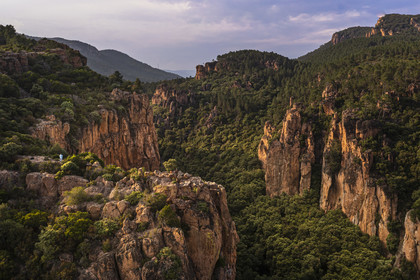 France, Var (83), entre Bagnols-en-Forêt et Roquebrune-sur-Argens, randonneur à l'entrée des Gorges du Blavet (vue aérienne)