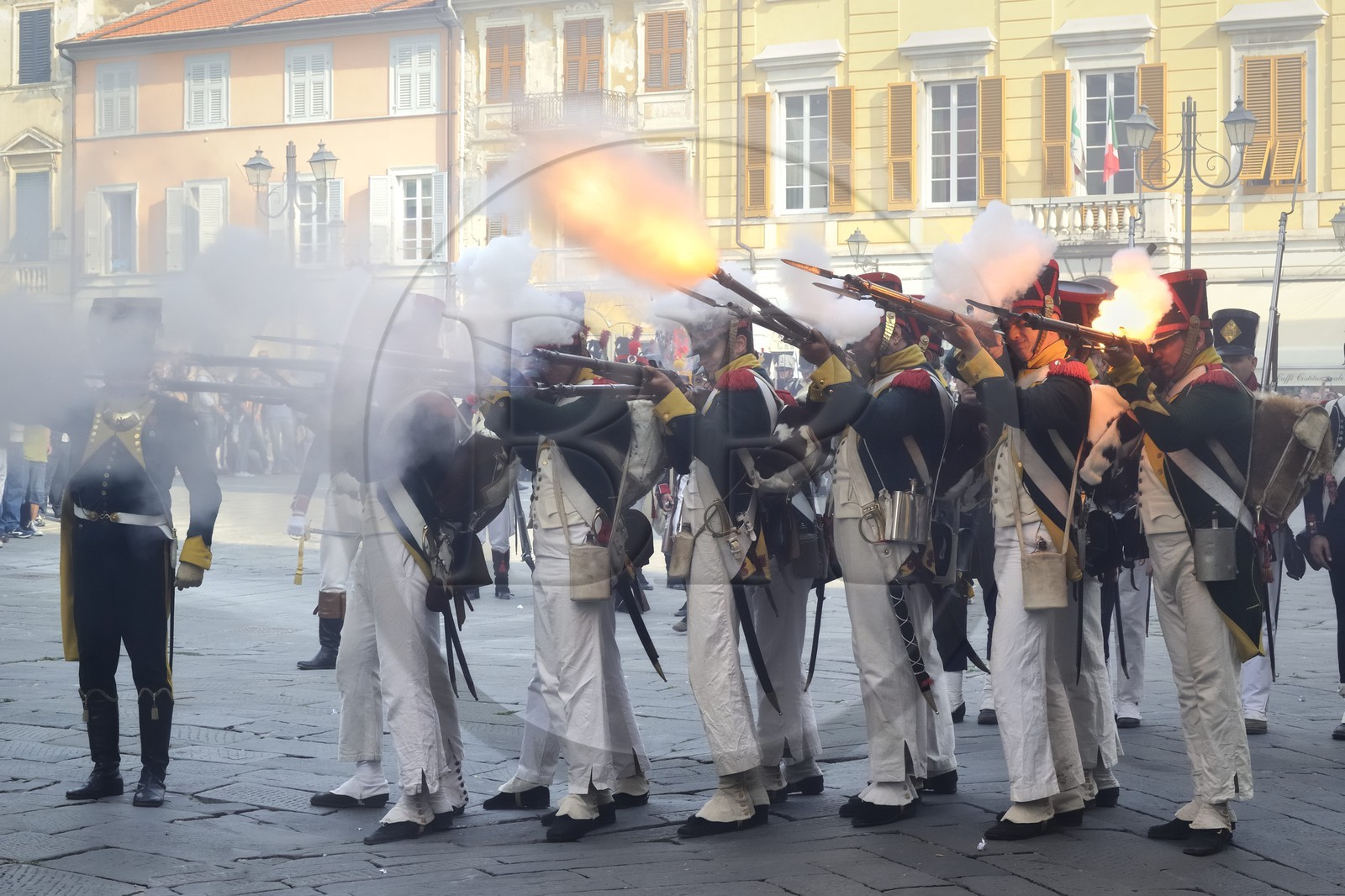 Italie, Ligurie, Sarzana, Piazza Matteotti, Napoleon Festival, soldats français de la Grande Armée du régiment de la Légion irlandaise faisant feu sur l'ennemi autrichien