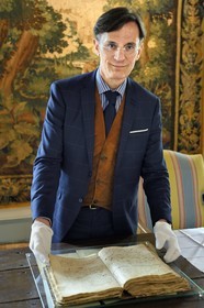 France, Aisne (02), Château-Thierry, Musée Jean de La Fontaine - Ville de Chateau-Thierry, le directeur du pole muséal Nicolas Rousseau présente l'acte de baptême original du poète