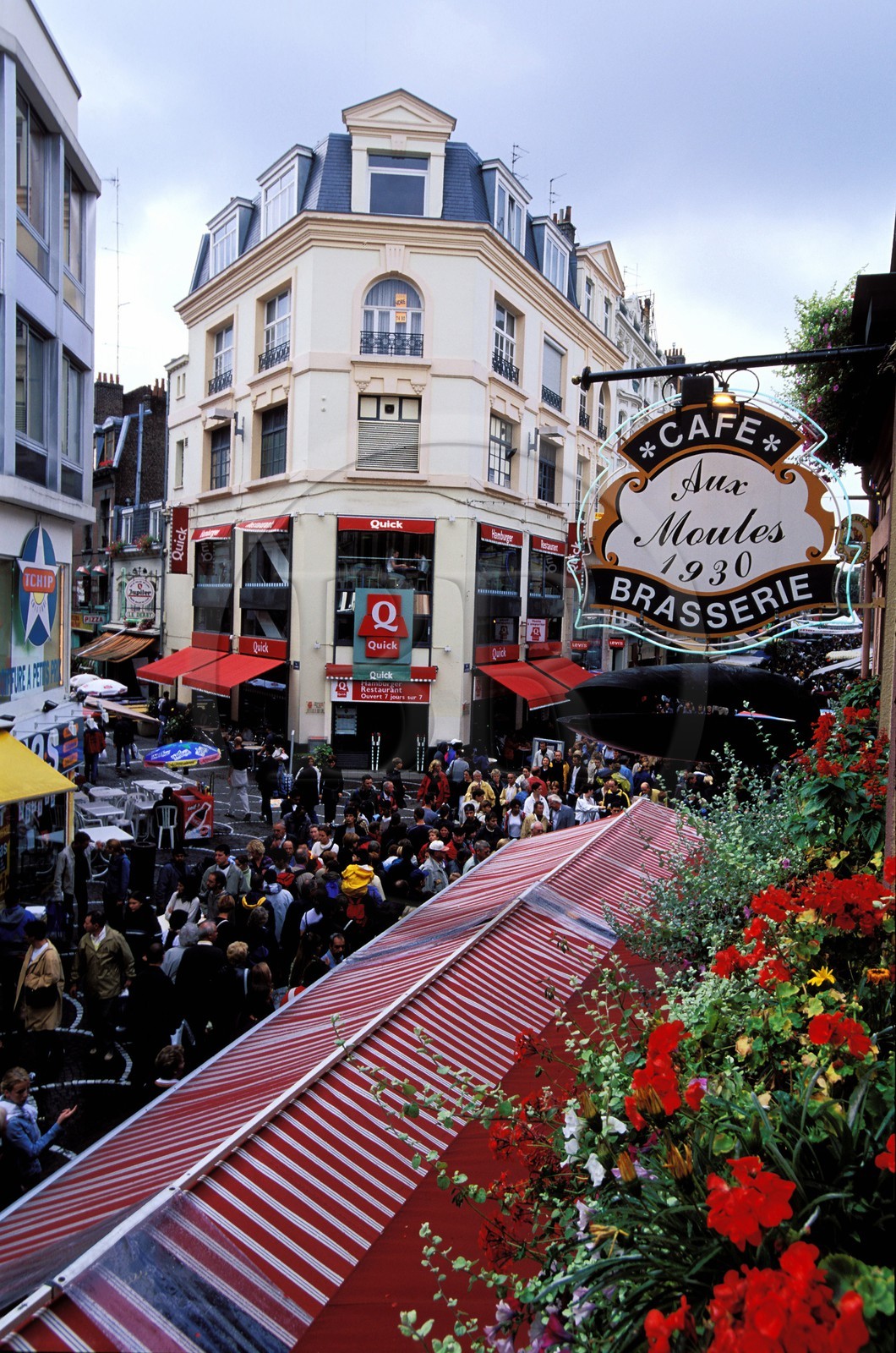 France, Nord (59), Lille, la célèbre brasserie Aux Moules durant la Braderie de Lille