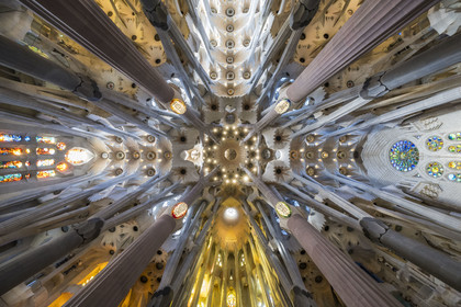 Espagne, Catalogne, Barcelone, quartier de l'Eixample, basilique de la Sagrada Familia de l'architecte du modernisme catalan Antoni Gaudi classée Patrimoine Mondial de l'UNESCO, vue panoramique de la voute à la croisée de la nef et du transept qui symbolise la Jérusalem céleste, l'abside est en bas, l'est à droite, l'ouest à gauche
