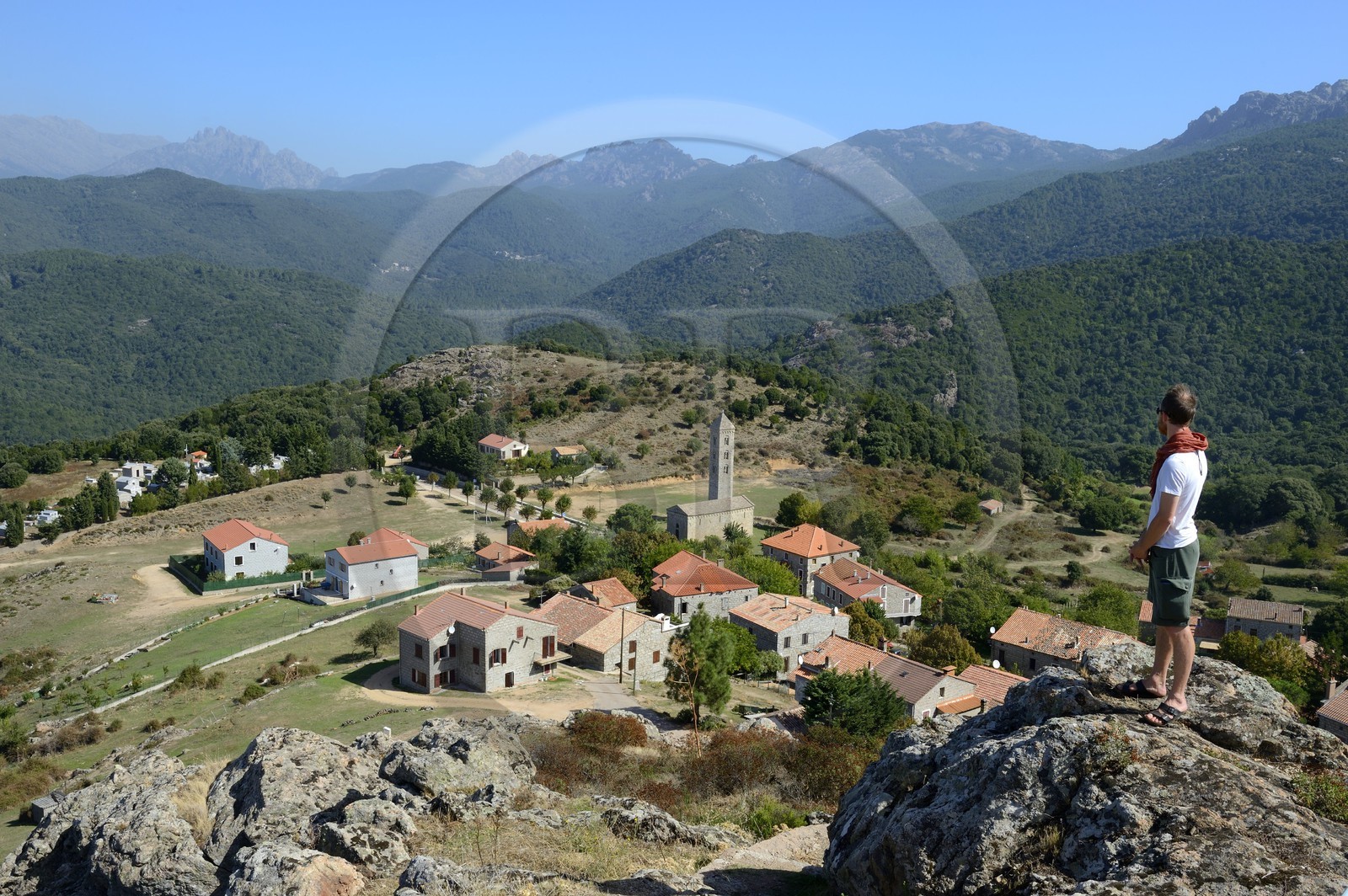 France, Corse-du-Sud (2A), Alta Rocca, Carbini, l'église Saint-Jean-Baptiste et son campanile, le village était au coeur du mouvement hérétique des Giovannali