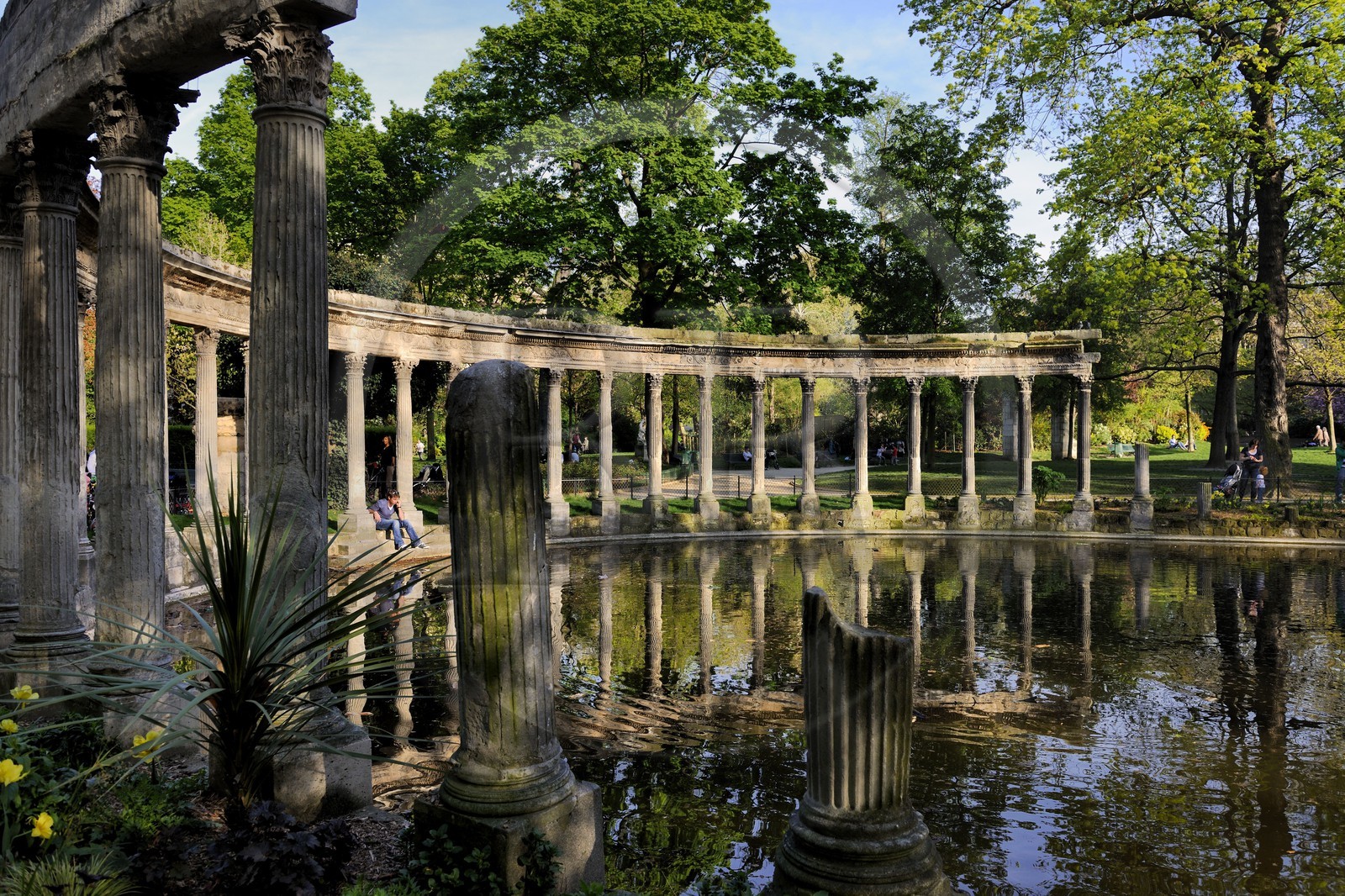 France, Paris (75), parc Monceau, colonnade sur la pièce d'eau
