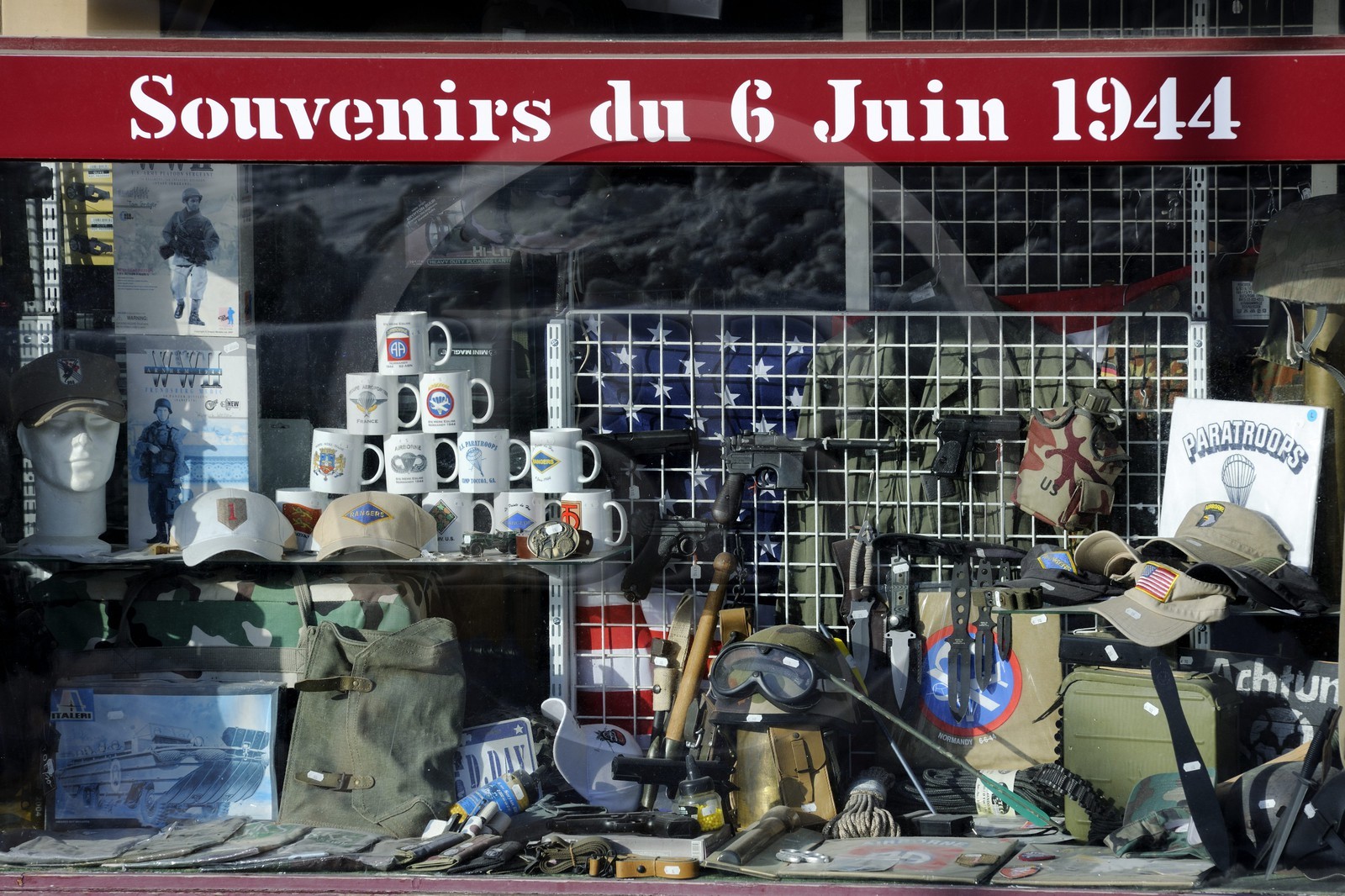 France, Manche (50), Cotentin, Sainte-Mère-Eglise, magasin souvenir du 6 juin 1944