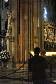 France, Paris (75), île de la Cité, la cathédrale Notre-Dame, le choeur, la Vierge à l’Enfant priée sous le vocable de « Notre Dame de Paris » et l'homme à l'enfant