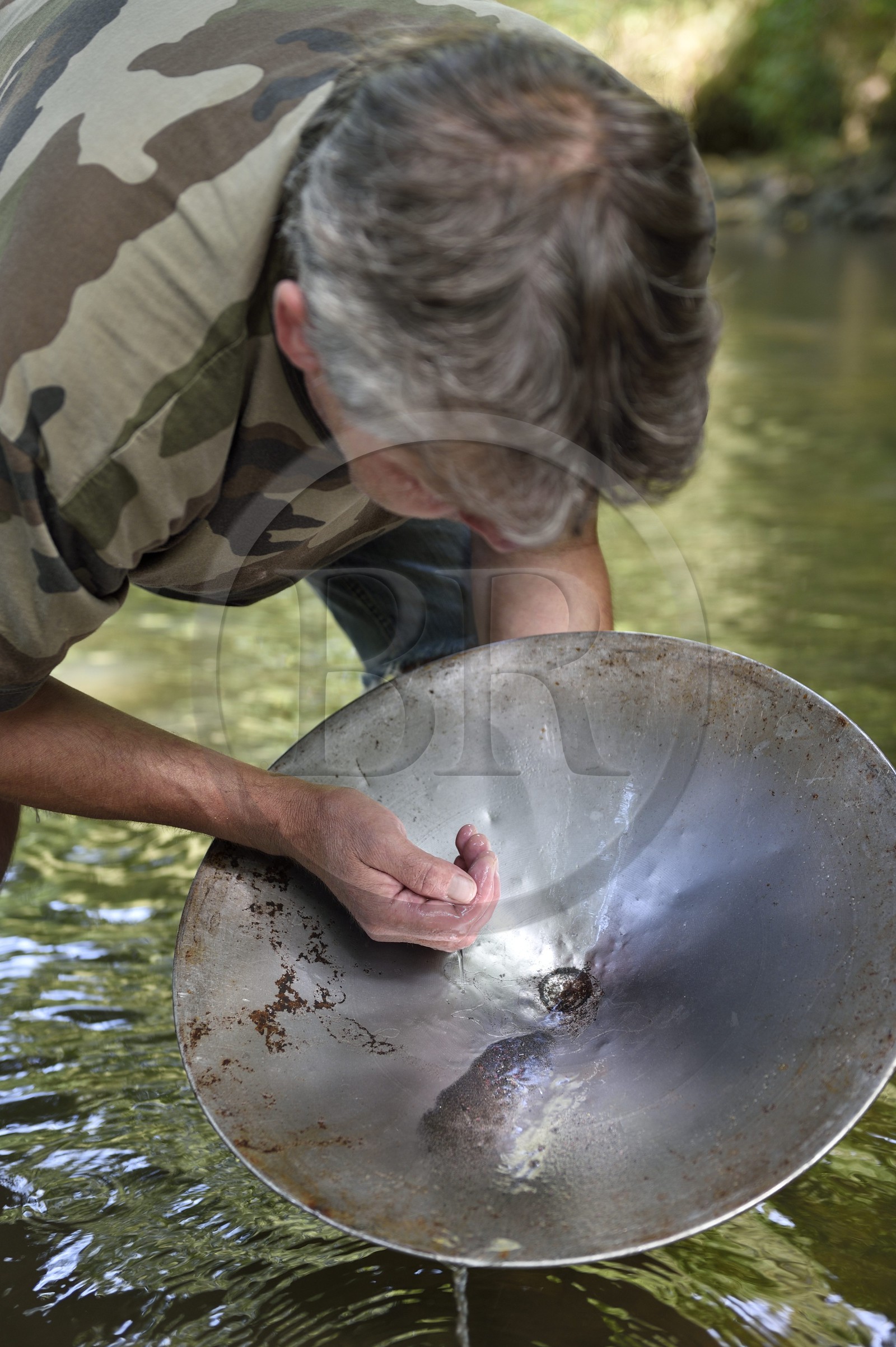 France, Dordogne (24), région de Jumilhac-le-Grand, orpaillage dans la rivière l'Isle vers Tindeix, le chercheur d'or Philippe Roubinet