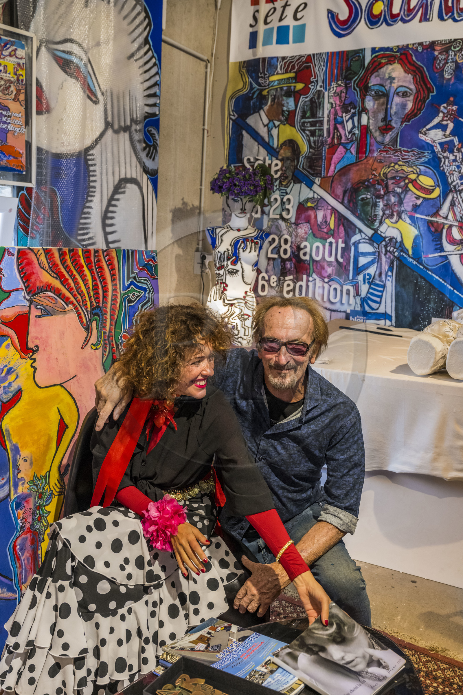 France, Hérault (34), Sète, ateliers d'artistes dans les anciens chais Saint-Raphaël reconvertis en friche artistique, l'artiste peintre Jean-Jacques François dans son atelier avec sa muse Anna Nagy