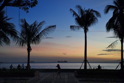 Philippines, Ile de Luzon, Manille, Baywalk au crépuscule, la promenade de bord de mer donnant sur la baie de Manille le long du boulevard Roxas