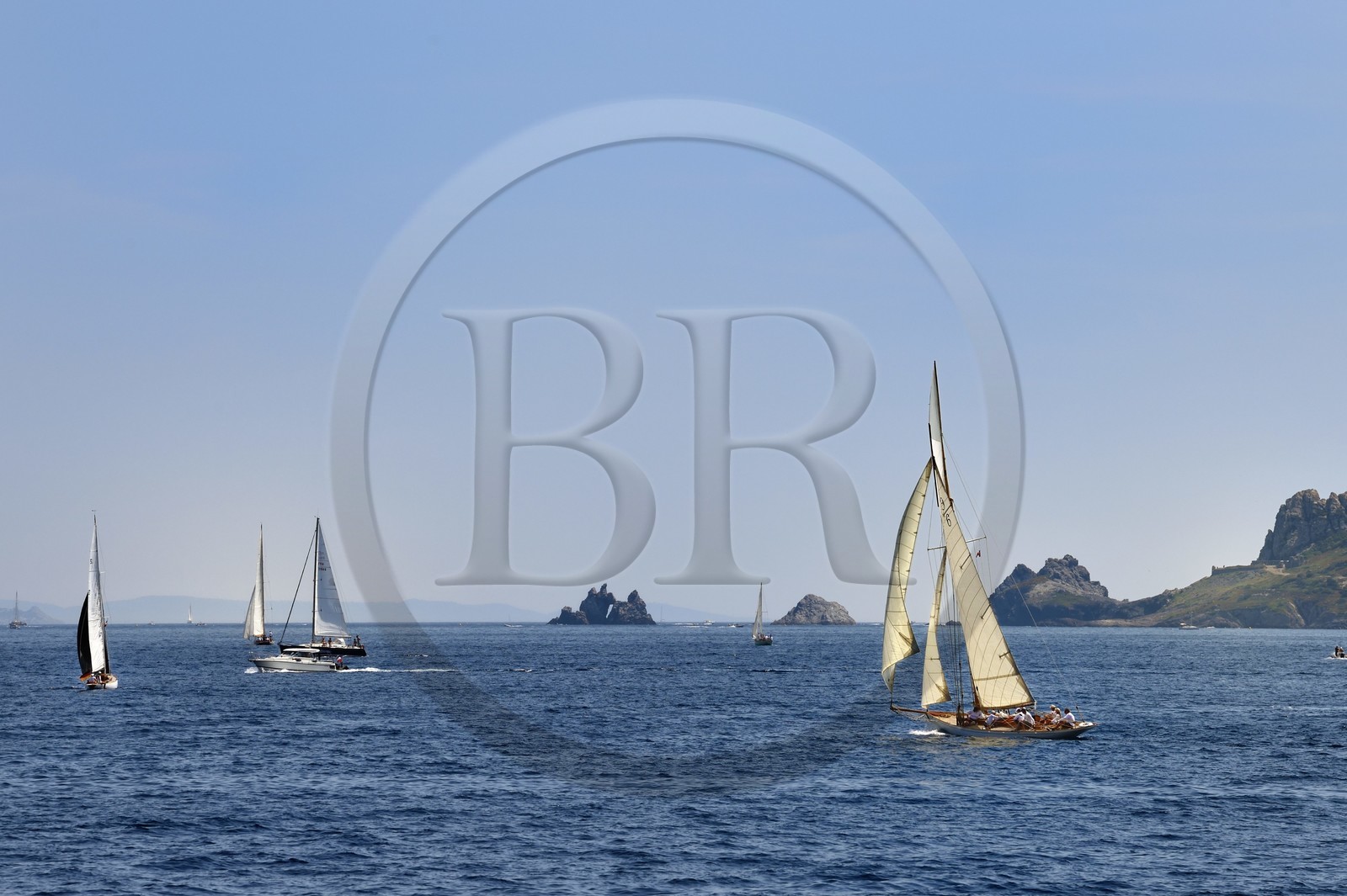 France, Var (83), Iles d'Hyères, parc national de Port Cros, Ile de Porquerolles, voilier traditionel en régate et le Cap des Mèdes en arrière-plan