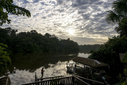 France, Guyane, Kourou, le carbet du Camp Maripas en bordure du fleuve Kourou