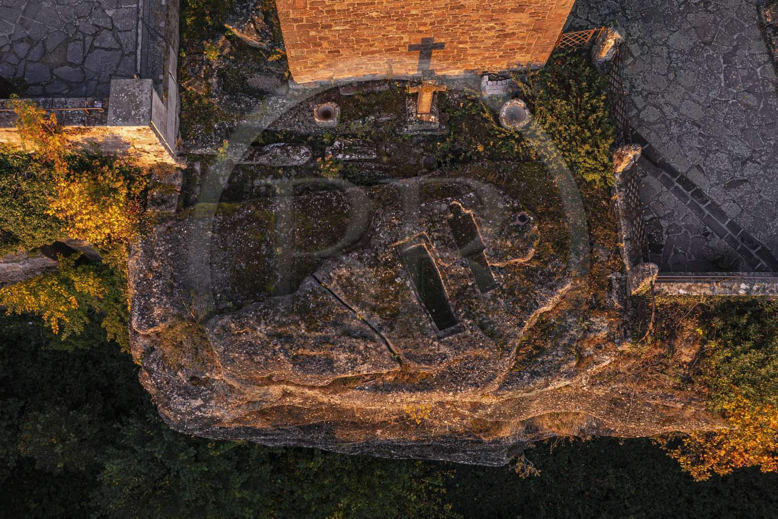 France, Bas-Rhin (67), Mont Saint-Odile, abbaye de Hohenbourg encore appelée couvent du Mont-Sainte-Odile, anciennes tombes mérovingiennes creusées dans le rocher au pied de la chapelle des Larmes face à la plaine d'Alsace (vue aérienne)