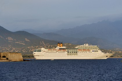 France, Corse-du-Sud (2A), Ajaccio, la Citadelle et bateau de croisière quittant le port