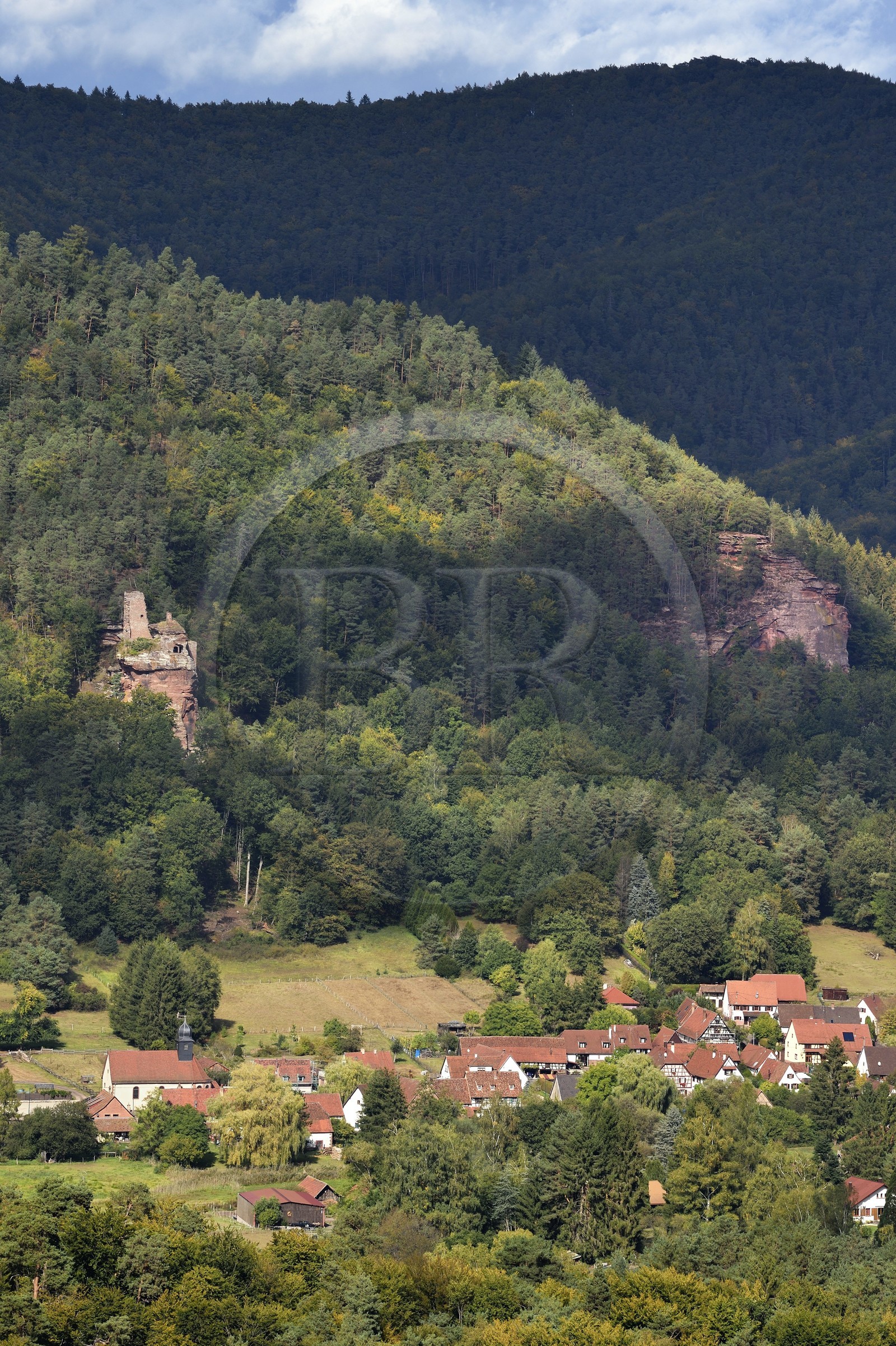 France, Bas-Rhin (67), Parc naturel régional des Vosges du Nord, Obersteinbach, le village et son église catholique dominés par les ruines du chateau du Petit-Arnsberg perché sur un rocher de grès