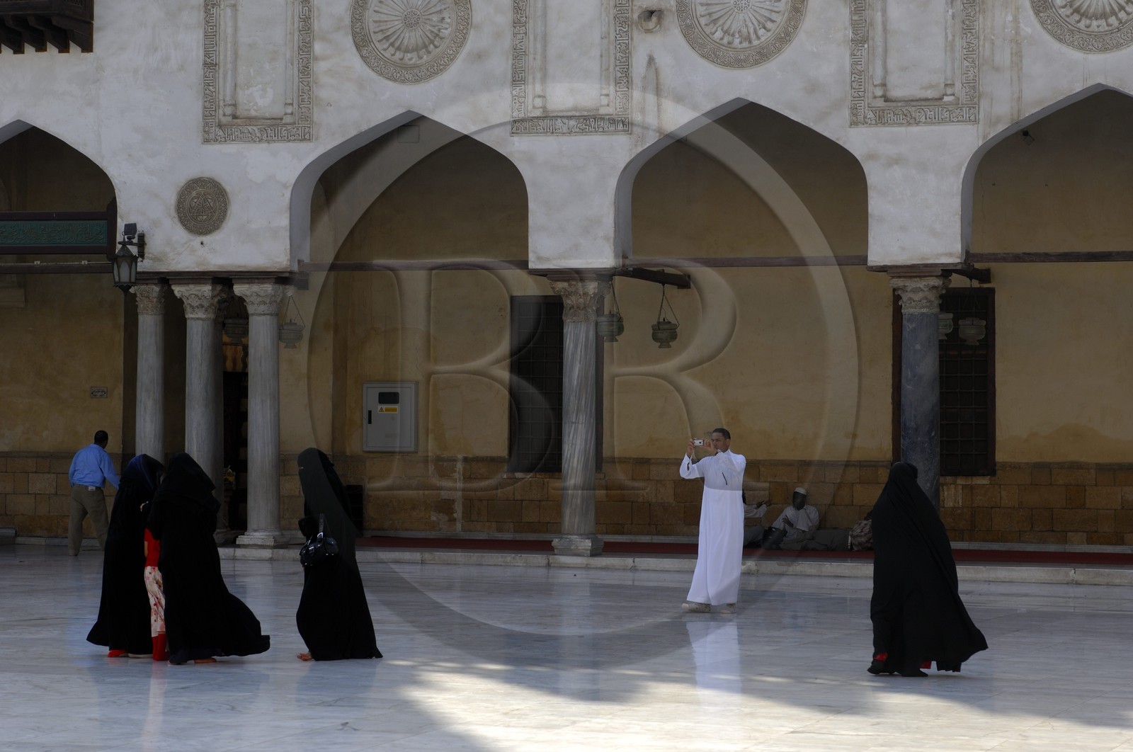 Egypte, Le Caire, Mosquée El-Azhar, homme photographiant sa famille