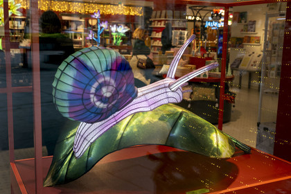 France, Paris (75), le grand magasin de La Samaritaine pendant les fêtes de Noël, réalisations de Thoiry Lumières Sauvages dans les vitrines de la facade