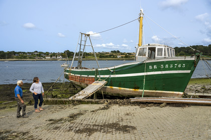 France, Finistère (29), Pays des Abers, port de Saint-Pabu sur l'Aber Benoit, chantier de construction navale Bégoc spécialisé dans la restauration de bateau en bois, dragueur en bois des années 60 specialement conçu pour la famille Madec pour l'ostréiculture